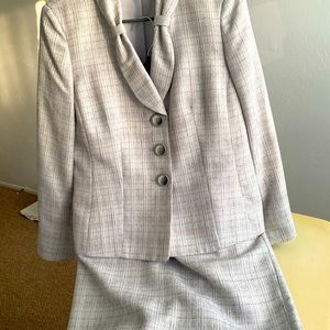 Macys Le Suit size 8p skirt and jacket